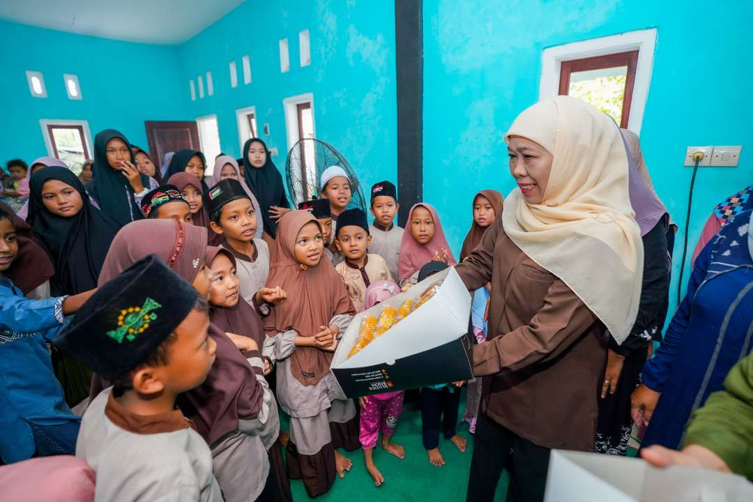 Calon Gubernur Jawa Timur, Khofifah Indar Parawansa saat membagikan roti dan buah kepada para santri di  Taman Pendidikan Al-Qur’an (TPQ) di Desa Prodo, Kecamatan Winongan, Kabupaten Pasuruan, pada Kamis 19 Desember 2024. (Foto: Istimewa)