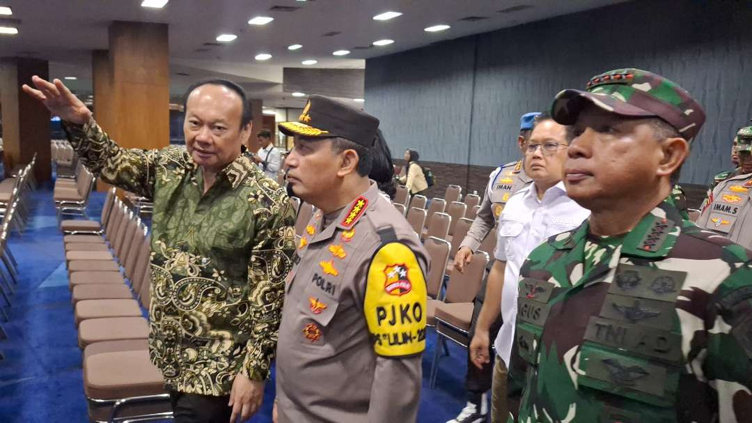 Kapolri Jenderal Listyo Sigit Prabowo dan Panglima TNI Jenderal Agus Subiyanto saat meninjau pengamanan di Gereja Bethany Nginden Surabaya jelang ibadah Natal, Jumat 20 Desember 2024. (Foto: Julianus Palermo/Ngopibareng.id)