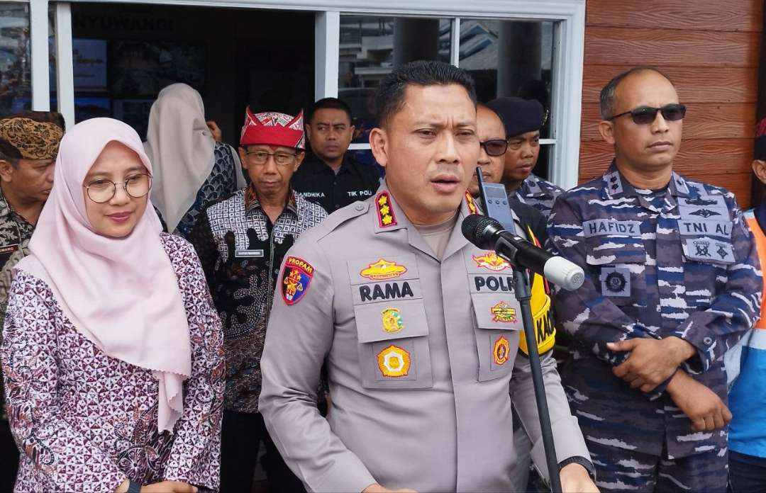 Kapolresta Banyuwangi Kombespol Rama Samtama Putra bersama Bupati Banyuwangi Ipuk Fiestiandani dan Komandan Lanal Banyuwangi Letkol Laut (P) Hafidz (foto : Muh Hujaini/ngopibareng.id)