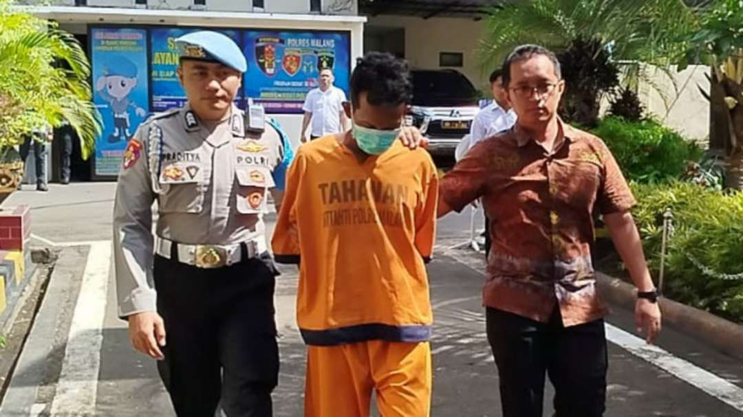 Tersangka PMN digiring polisi. (Foto: Agung Prima/Ngopibareng.id)