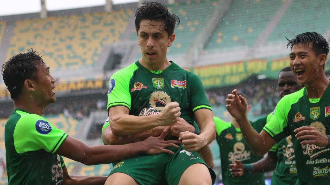 Pemain Persebaya, Francisco Rivera usai mencetak gol ke gawang Persik. (Foto: Fariz Yarbo/Ngopibareng.id)