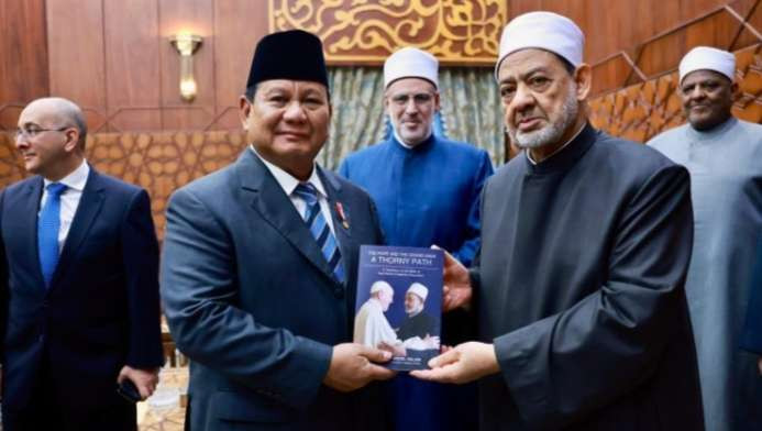 Presiden Prabowo Subianto melakukan pertemuan dengan Grand Syekh Al-Azhar, Imam Akbar Ahmed Al-Tayeb, di Mashiaket Al-Azhar, Kairo. (Foto: BPMI Setpres)