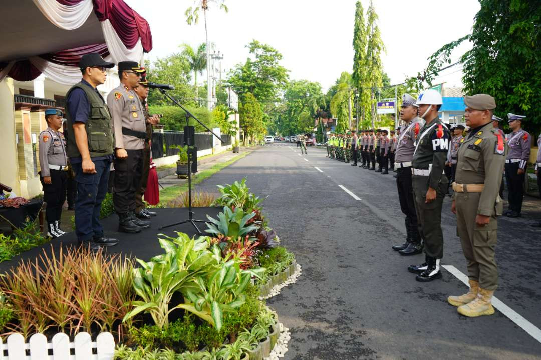 Polres Probolinggo menggelar apel pasukan Operasi Lilin Semeru 2024. (Foto: Humas Polresta)