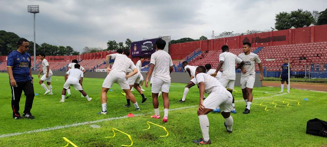 Tim sepak bola Semen Padang jajal stadion Brawijaya Kediri (Foto: Fendi Lesmana /ngopibareng.id)