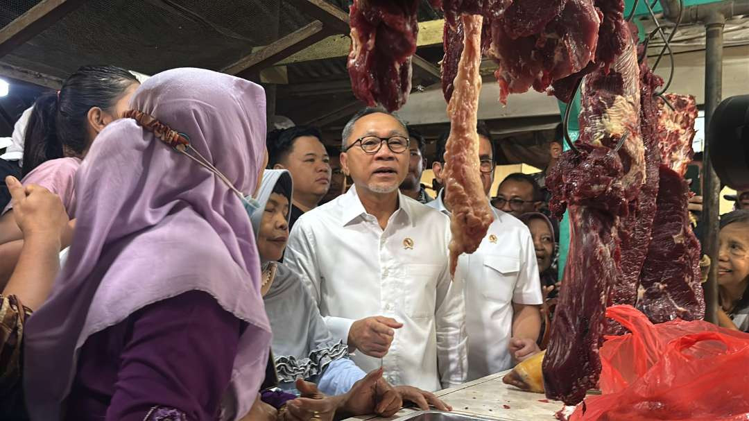 Menteri Koordinator Bidang Pangan, Zulkifli Hasan saat memantau ketersediaan bahan pokok di Pasar Dukuh Kupang, Surabaya, Jumat 20 Desember 2024. (Foto: Julianus Palermo/Ngopibareng.id)