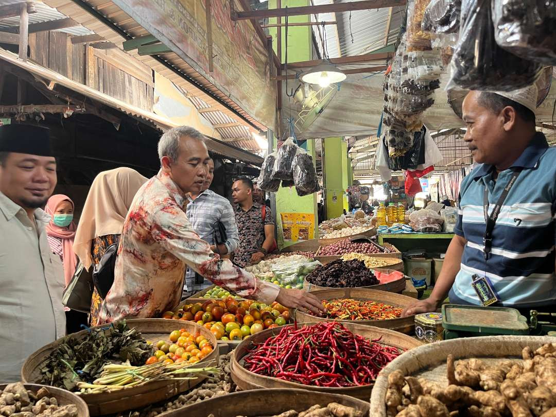 Menjelang perayaan Nataru 2025, Komisi III DPRD Kabupaten Tuban melakukan Inspeksi Mendadak (Sidak) ke Pasar Besar Tuban di Jalan Gajahmada Tuban. (Foto: Dok. DPRD Tuban)