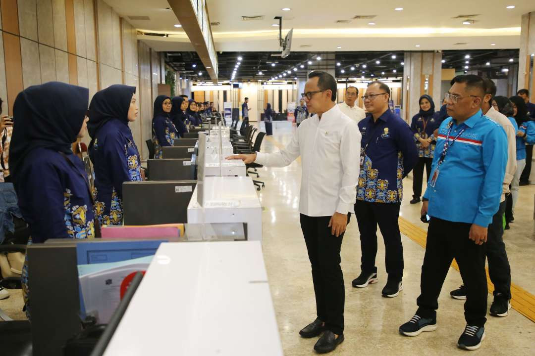 Wakil Menteri Dalam Negeri (Wamendagri) Bima Arya Sugiarto saat meninjau layanan kependudukan di MPP Siola, Jalan Tunjungan, Surabaya. (Foto: Humas Pemkot Surabaya)