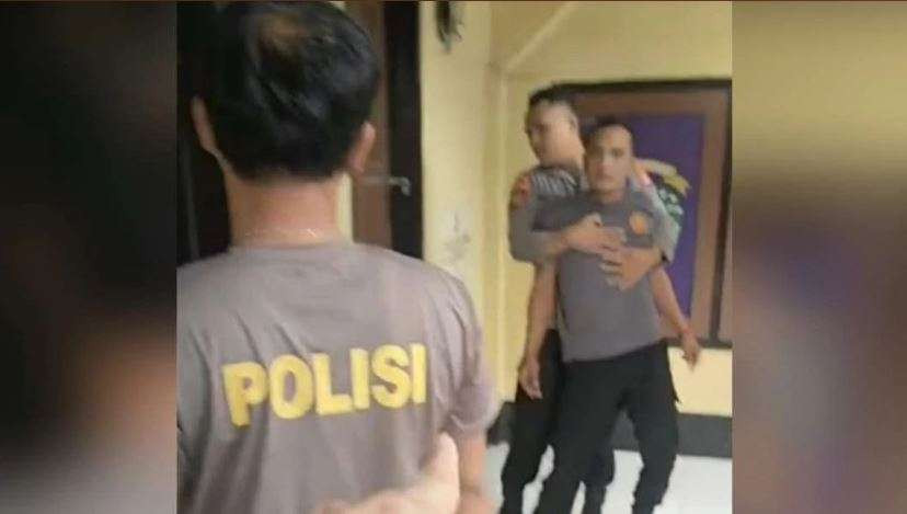 Tangkapan layar polisi yang emosional sampai ajak carok warga yang laporkan kehilangan STNK. (Foto: Tangkapan Layar)