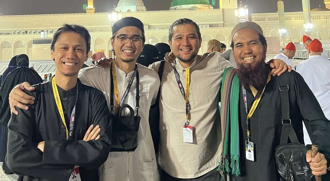 Personel band So7 (kiri ke kanan) Eross, Adam, dan Duta umrah bareng sang gitaris, Sakti. (Foto: Instagram @salman_al_jugjawy)