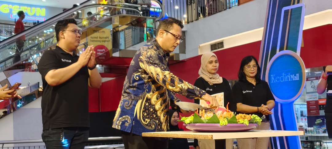 Di tengah maraknya gempuran sistem transaksi belanja online di media sosial sekarang ini. Pusat perbelanjaan Kediri Mall masih tetap eksis di usia ke 16 tahun melayani konsumen (Foto: Fendi Lesmana/ngopibareng.id)