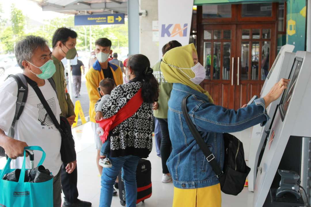 Tampak pelanggan KAI melakukan akses tiket KAI melalui monitor pelayanan. (Foto: Ahmad Sampurno/Ngopibareng.id)