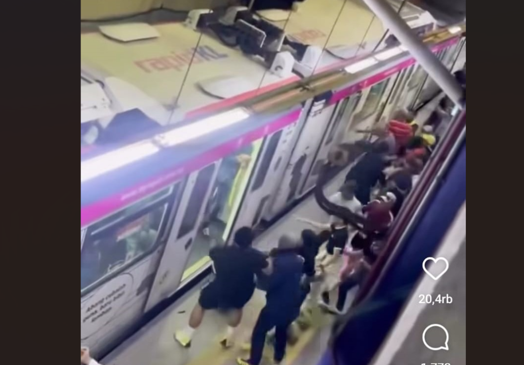 Video berisi sejumlah suporter bola Malaysia terlibat bentrok di Stasiun LRT Bandar Tasik Selatan, Malaysia, viral di media sosial. (Foto: Instagram)