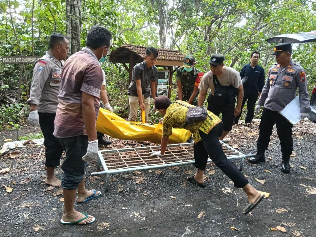 Jenazah perempuan yang ditemukan di pantai TNAP dievakuasi menuju RSUD Blambangan (foto : istimewa)