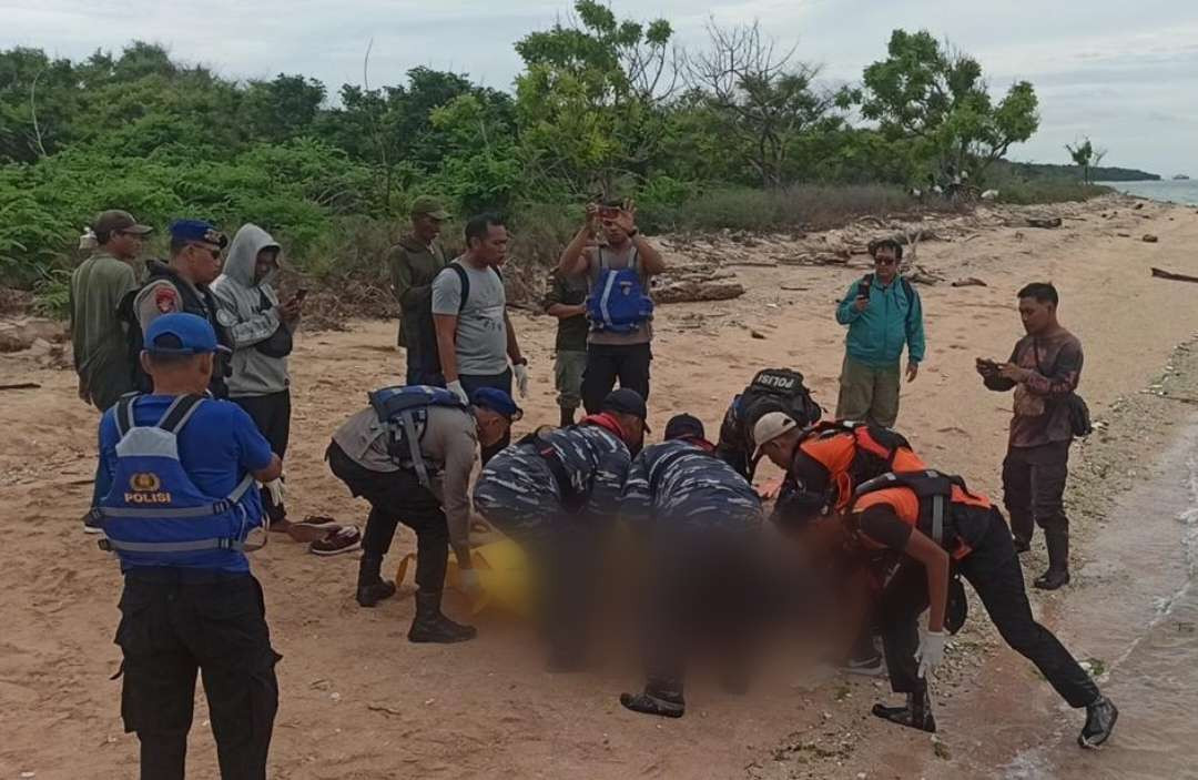 Proses evakuasi jenazah perempuan yang diduga sengaja melompat dari kapal penyeberangan. (Foto: Basarnas Banyuwangi)