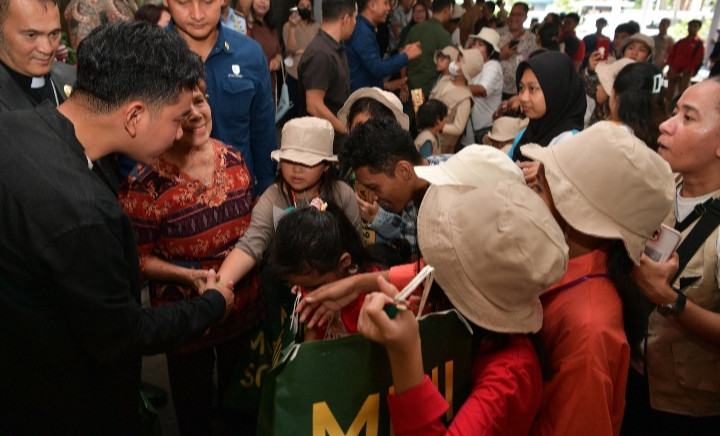 Wakil Presiden (Wapres) Gibran Rakabuming meninjau Perayaan Penyambutan Natal, Pelayanan Kategorial (Pelkat) Pelayan Anak (PA) di GPIB Paulus, Menteng, Jakarta Pusat ( foto:  Setwapres