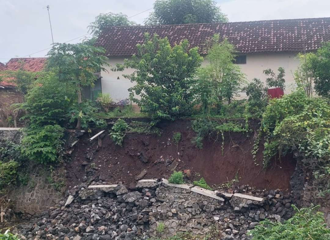 Plengsengan Sungai Legundi di Jalan KH Fadhol, Kota Prolinggo ambrol. (Foto: Ikhsan Mahmudi)