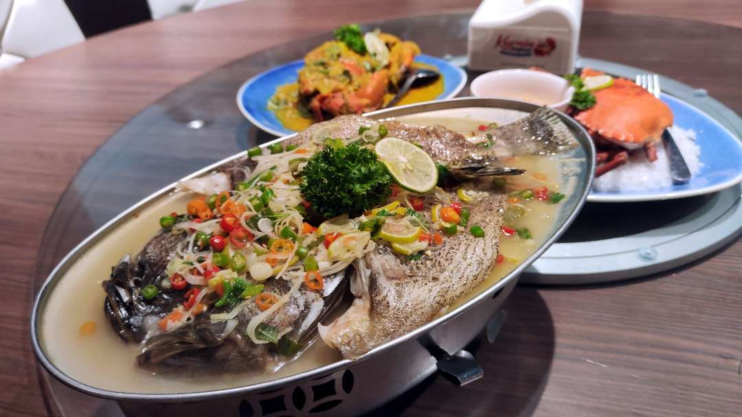 Menu Ikan Kerapu Steam Limau menjadi salah satu menu baru Kurnia Seafood yang bisa dicoba. (Foto: Fariz Yarbo/Ngopibareng.id)