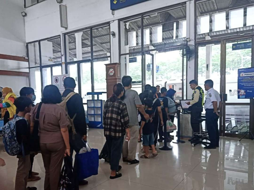 Sejumlah penumpang antre untuk melakukan boarding di Stasiun (foto : Istimewa)