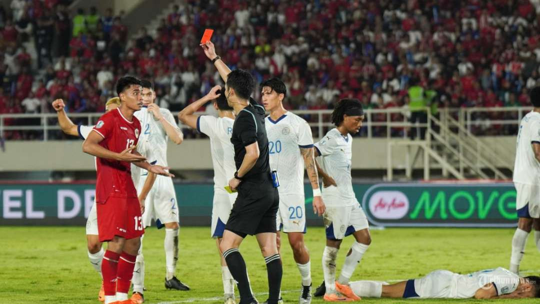 Tragedi M Ferrari harus keluar lapangan usai diganjar kartu merah.  (Foto: Ant)