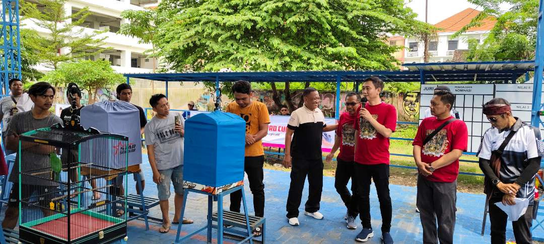 Lomba burung Piala DPRD Kota Kediri 2024 menjadi penutup kegiatan Fasilitasi Komunikasi Lembaga Legislatif dengan masyrakat. (Foto: Fendhy Lesmana/Ngopibareng.id)