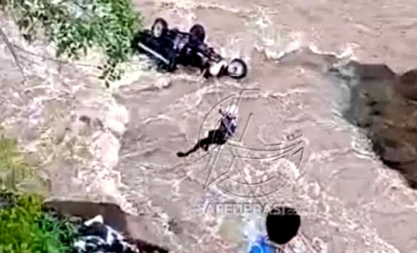 Becak motor alias bentor terjun bebas ke sungai sedalam 20 meter di Situbondo viral di medsos. (Foto: Tangkapan Layar)