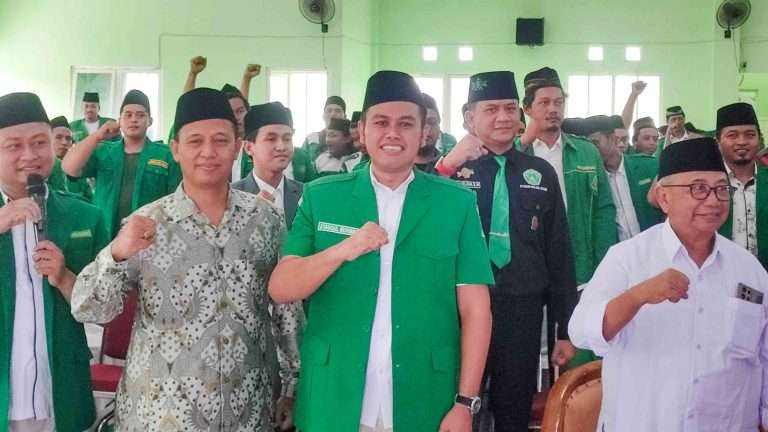 Syauqul Muhibbin (jas Ansor tengah) didampingi Bupati Terpilih H.Riyanto,bersama peserta Konfercab XV GP Ansor Kabupaten Blitar, di Graha NU Blitar, Sabtu (21 Desember 2024). (Foto: ansor for ngopibareng.id)