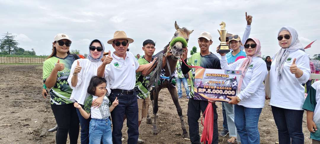 Ketua Persatuan Olahraga Berkuda Seluruh Indonesia (Pordasi) Provinsi Jawa Timur Sentot Djamaludin ikut menyerahkan hadiah ke peserta juara lomba. (Foto: Fendi Lesmana/Ngopibareng.id)