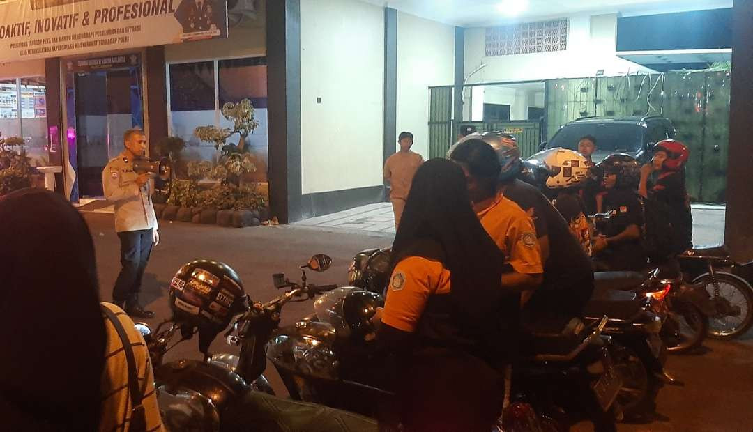 Komunitas motor cek kelengkapan motor saat diundang Polres Lamongan, Jawa Timur. (Foto: Istimewa)