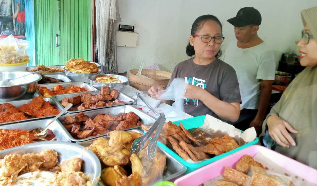 Warung Nasi Pecel Sukirman memanjakan pelanggannya dengan beraneka macam menu. (Foto: Asmanu Sudarso/Ngopibareng.id)