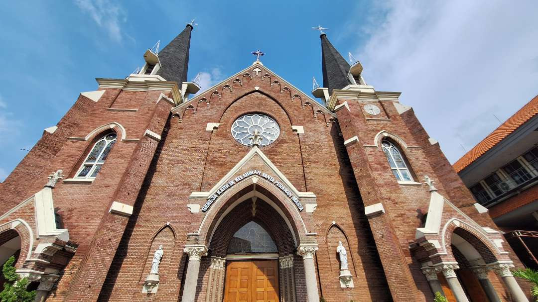 Tampak luar Gereja Katolik Kelahiran Santa Perawan Maria, di Jalan Kepanjen, Kecamatan Bubutan, Surabaya. (Foto: Julianus Palermo/Ngopibareng.id)