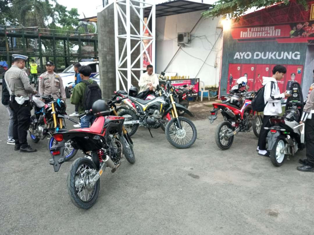 Sejumlah motor dengan knalpot brong diamankan di Mapolres Lamongan. (Foto: Istimewa)