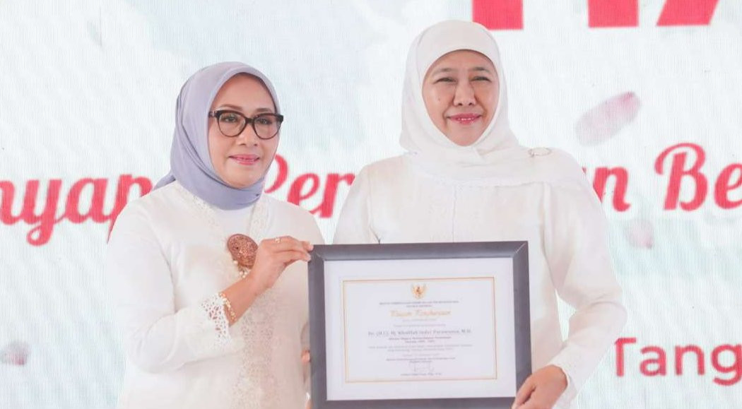 Khofifah Indar Parawansa menerima penghargaan dari Kementerian Pemberdayaan Perempuan dan Perlindungan Anak (Kementerian PPA). (Foto: Istimewa)