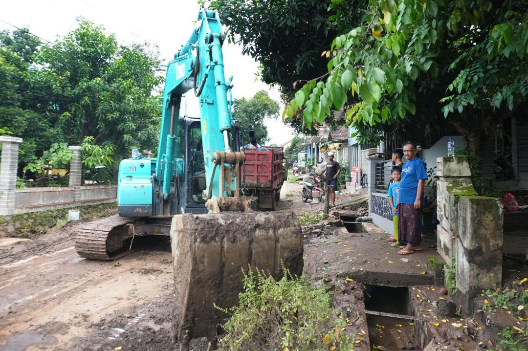 Pemerintah Kabupaten Kediri mendatangkan alat berat untuk melakukan pembersihan material yang dibawa banjir yang terjadi, Minggu 22 Desember 2024. (Foto: Istimewa)