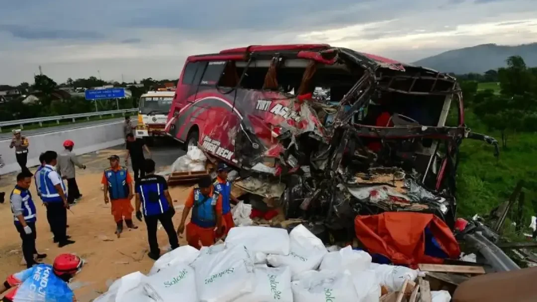 Sebanyak empat orang tewas dalam kecelakaan antara bus dan truk di Kilometer (KM) 77+200 Jalan Tol Pandaan-Malang, Jawa Timur. (Foto: Ant)