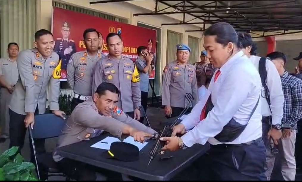 Proses pemeriksaan senpi yang dipegang oleh personel Polres Jember (Foto: Dokumentasi Polres Jember)