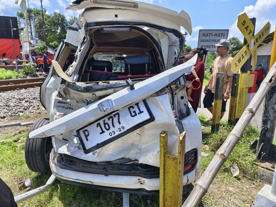 Kondisi mobil ringsek usai dihantam KA Pandalungan (Foto: Dokumentasi Satlantas Polres Jember)