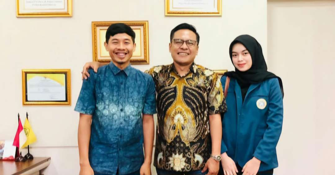 Ketua DPD Partai Golkar Kota Surabaya, Arif Fathoni (tengah) saat menerima kunjungan mahasiswa FISIP UNAIR yang sedang melakukan penelitian. (Foto: Julianus Palermo/Ngopibareng.id)