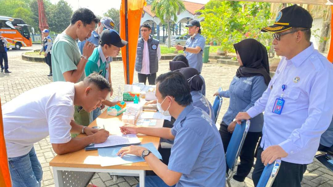 Petugas dari BNNK Tuban melakukan tes urine terhadap puluhan sopir dan kondektur di Terminal Kambang Putih Tuban. (Foto: Khoirul Huda/Ngopibareng.id)