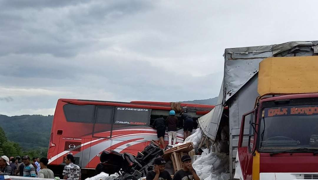 Kecelakaan bus angkut siswa ponpes di Bogor dan truk tronton kecelakaan, Senin 23 Desember 2024. (Foto: Istimewa)