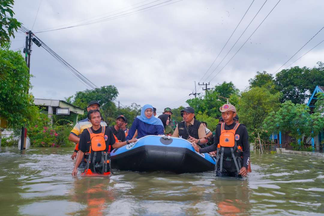 Calon Gubernur Jawa Timur Terpilih Khofifah Indar Parawansa saat meninjau kondisi banjir yang melanda pemukiman warga di Desa Jombok Kecamatan Kesamben Kabupaten Jombang, Selasa 10 Desember lalu. (Foto: Ngopibareng.id)