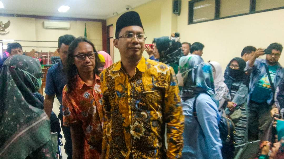 Terdakwa Gus Muhdlor saat sidang di Pengadilan Negeri Tipikor Sidoarjo (Foto: Aini Arifin/Ngopibareng.id)