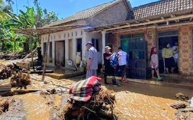 Warga Desa Sulek, Kecamatan Tlogosari, Bondowoso kesulitan air bersih pasca banjir lumpur. (Foto: Guido Saphan/Ngopibareng.id)