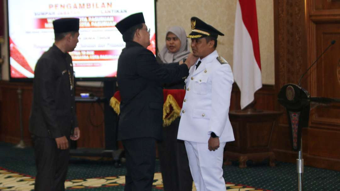 Pj Gubernur Jatim, Adhy Karyono saat memasangkan tanda pangkat kepada Adi Wibowo sebagai Walikota Pasuruan di Gedung Negara Grahadi, Surabaya, Senin 23 Desember 2024. (Foto: Istimewa)