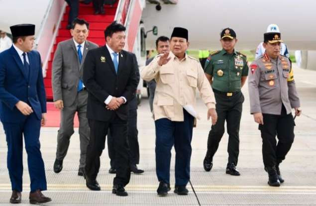 Presiden RI Prabowo Subianto tiba di Pangkalan TNI AU Halim Perdanakusuma, Jakarta usai mengikuti  KTT D-8 di Mesir. (Foto: Setpres)