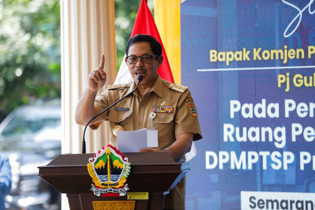 Pj Gubernur Nana Sudjana meresmikan pembangunan ruang layanan perizinan Dinas Penanaman Modal dan Pelayanan Terpadu Satu Pintu (DPMPTSP), Provinsi Jawa Tengah. (Foto: Dok Prov Jateng)