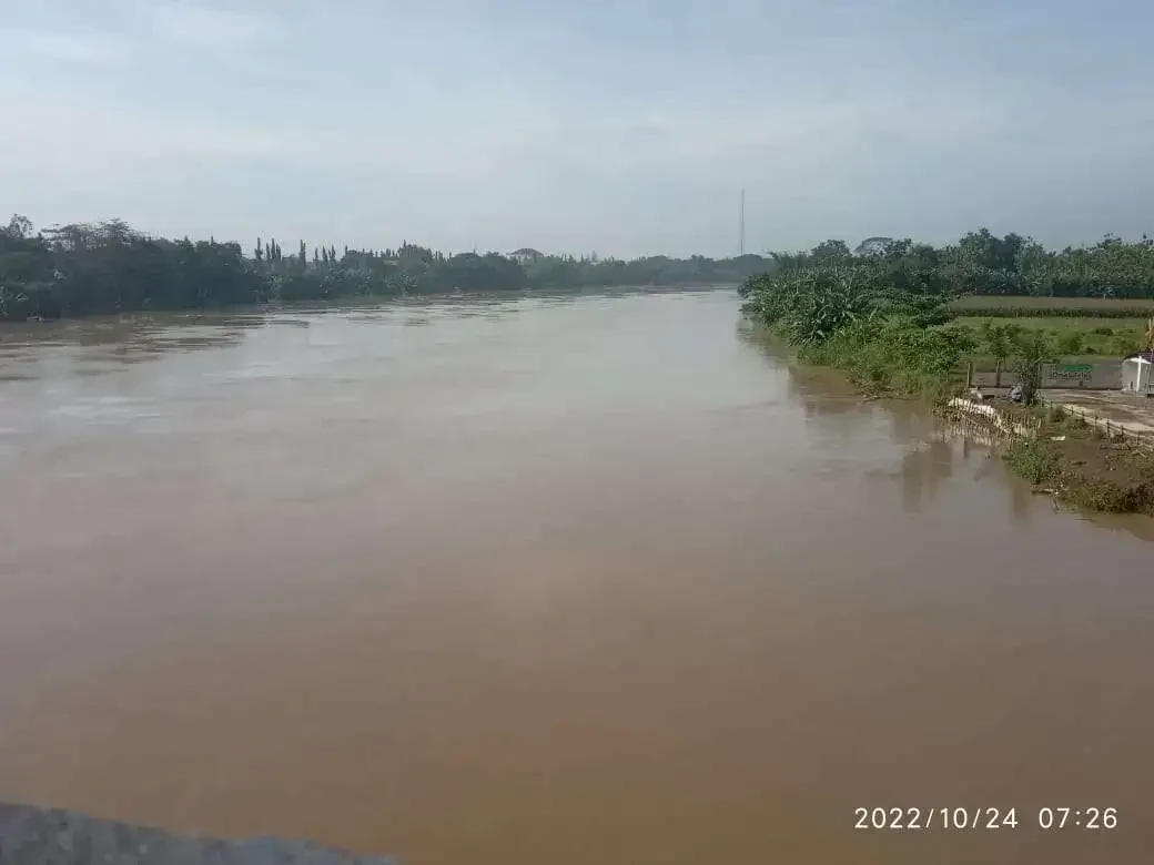 Ilustrasi. Sungai Bengawan Solo airnya naik masuk siaga II atau siaga kuning. Foto diambil dari Jembatan Sosrodilogo, Kecamatan Kota Bojonegoro. (Foto: Sujatmiko/Ngopibareng.id)