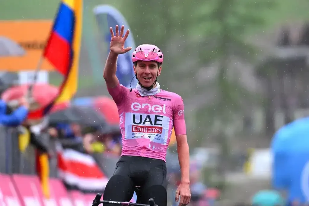 Tadej Pogacar, UAE Team Emirates yang memenangkan Giro d'Italia 2024. (Foto: Istimewa)