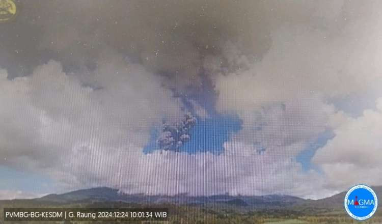 Gunung Raung mengalami erupsi pada Selasa, 24 Desember 2024. Asap berwarna kelabu kehitaman tinggi kolom 2.000 meter keluar dari puncak kawah. (Foto: PVMBG)