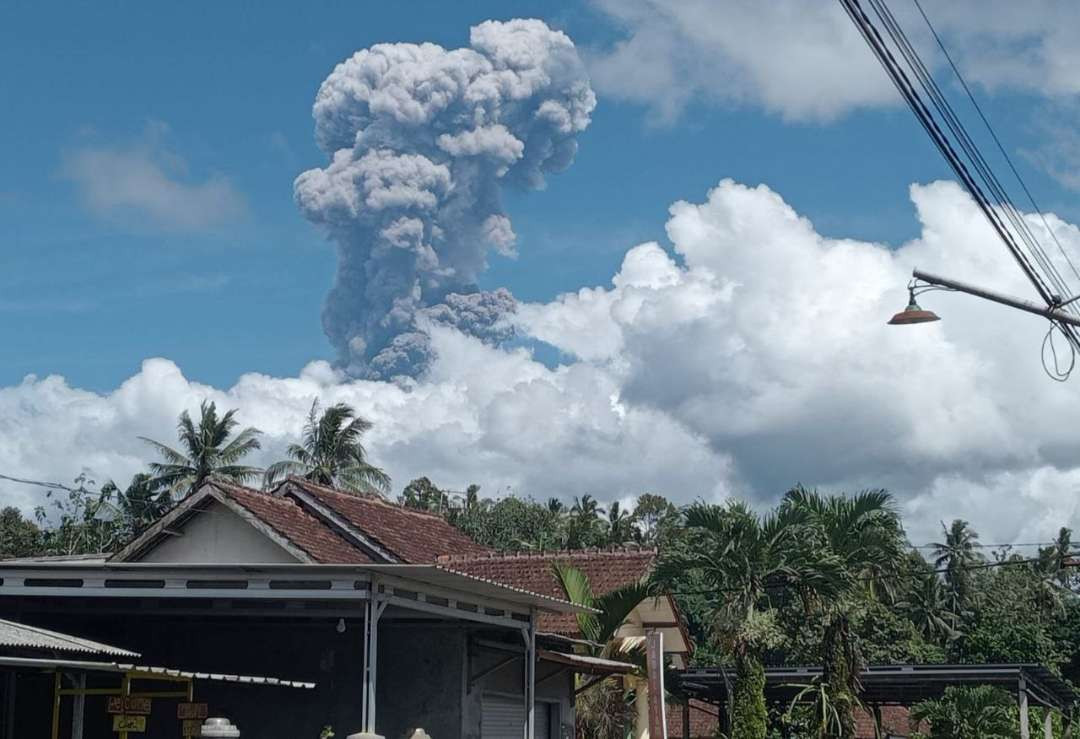 Kolom asap tebal yang keluar dari puncak kawah Gunung Raung (Foto: Istimewa)