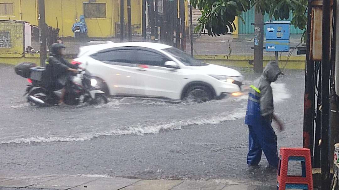 Banjir terjadi di Jalan Raya Klampis, Selasa 24 Desember 2024. (Foto: Fariz Yarbo/Ngopibareng.id)